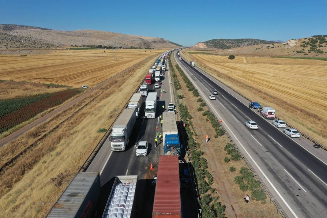 TIR ve otomobiller birbirine girdi! Ölü ve yaralılar var 10